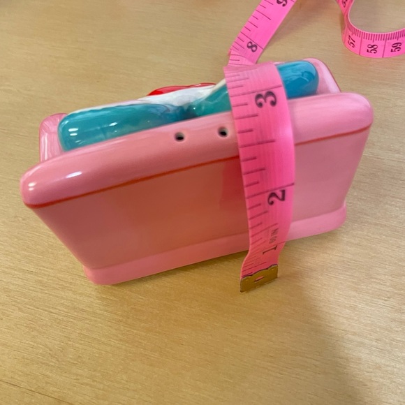 Iconic I Love Lucy Collectible Ceramic Reto-Inspired Couch Salt or Pepper Shaker - Picture 9 of 12